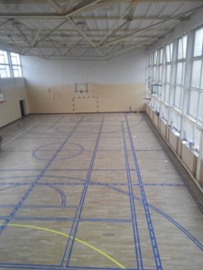 Malowanie linii boisk w sali gimnastycznej